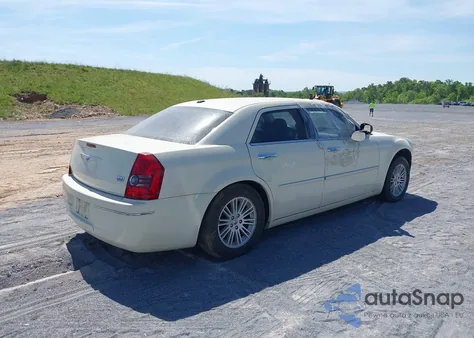 2010 Chrysler 300 Touring/Signature Series/Executive Series z USA, uszkodzony, nr VIN 2C3CA5CVXAH246621